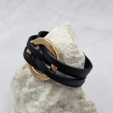 Circle Buckle On Leather Bracelet - Magnetic