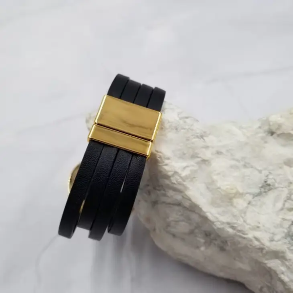 Circle Buckle On Leather Bracelet - Magnetic